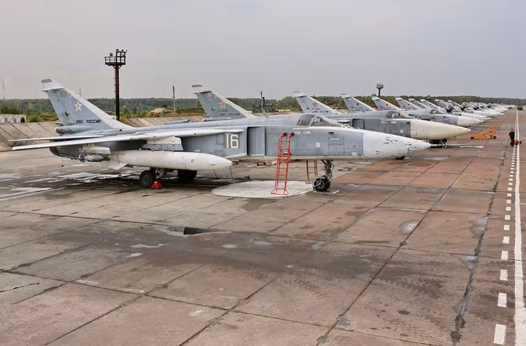 Các máy bay Su-24 tham gia tập trận đã lắp xong bom, sẵn sàng cất cánh chiến đấu.