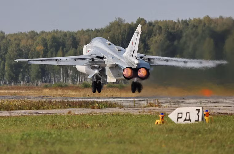 Su-24 được trang bị hai động cơ phản lực AL-21F-3A cho tốc độ bay tối đa 1.654km/h ở trần bay cao, bán kính tác chiến 615km với nhiệm vụ tác chiến tầm thấp, mang 3 tấn vũ khí, tầm bay cực đại 2.700km.