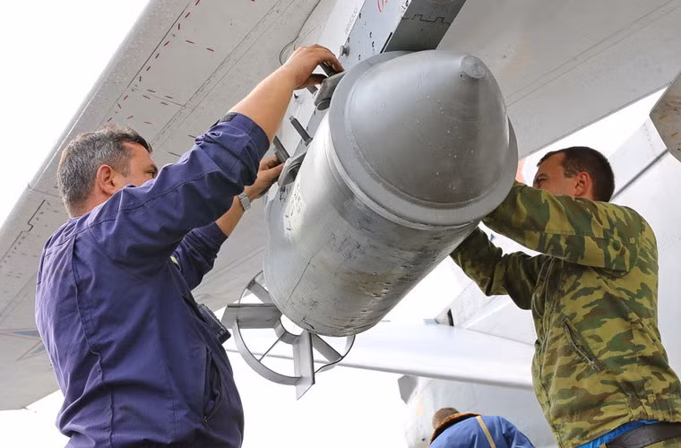 Kiểm tra mối nối giữa quả bom không điều khiển với giá phóng bom lần cuối.