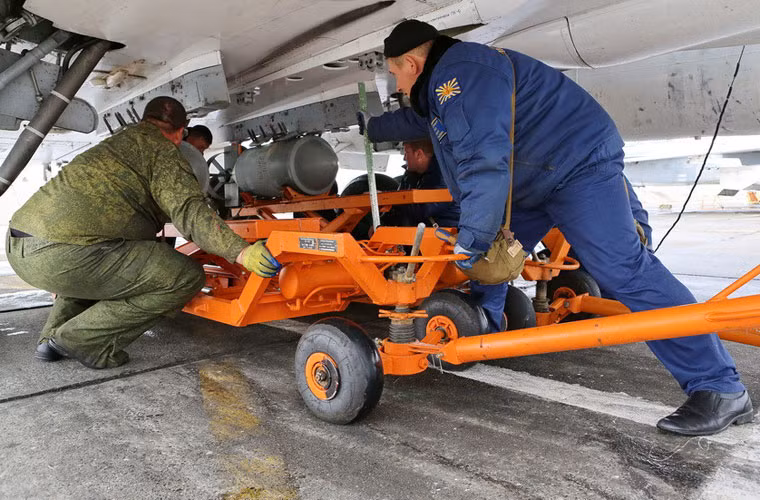 Lắp bom vào giá treo dưới bụng máy bay Su-24.