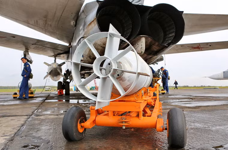 Máy bay cường kích Su-24 có khả năng mang nhiều loại bom gồm: Bom đa công dụng chung FAB-500, FAB-250 M54 hoặc M62, FAB-500M-54; bom nhiệt áp ODAB-500; bom chùm RBK-250, RBK-500; bom thông minh KAB-500KR, KAB-500L.