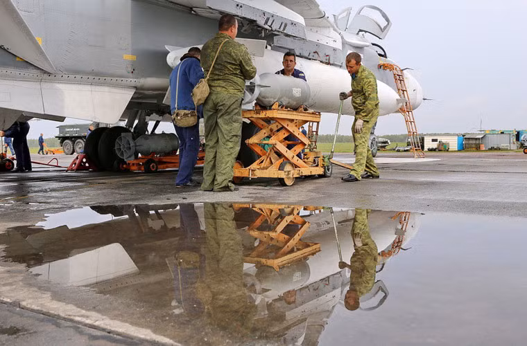 Các quả bom nổ phá gồm cả loại có/không điều khiển có trọng lượng hơn 100kg tới tận 1-2 tấn nên việc đưa bom lên giá phóng gá trên giá treo máy bay cần có thiết bị nâng hạ thủy lực hỗ trợ.