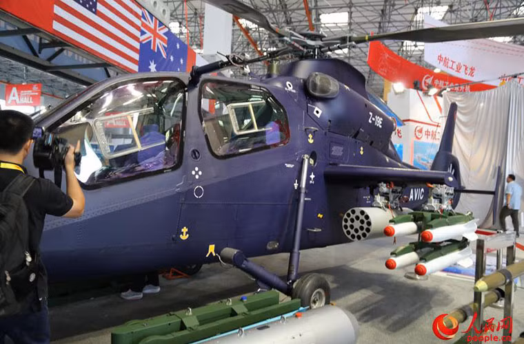 Trong ảnh, nhà sản xuất đeo mô hình rocket và tên lửa không đối đất trên các giá treo trực thăng WZ-19E.