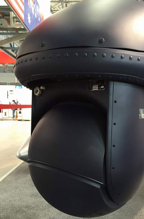 Dưới mũi máy bay được tích hợp trạm trinh sát bằng hồng ngoại, laser đo xa, quang truyền hình…