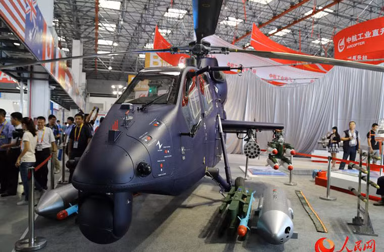 Máy bay được thiết kế với 4 giá treo vũ khí trên hai cánh nhỏ cho khả năng mang các loại tên lửa chống tăng, tên lửa không đối không, rocket, pod súng máy…