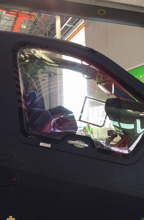 Cận cảnh một trong hai buồng lái của phi công điều khiển WZ-19E.