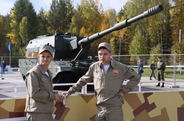 Khách thăm quan chỉ có thể quan sát các phương tiện chiến đấu mới của Quân đội Nga từ một hàng rào thay vì trực tiếp sờ tận tay.