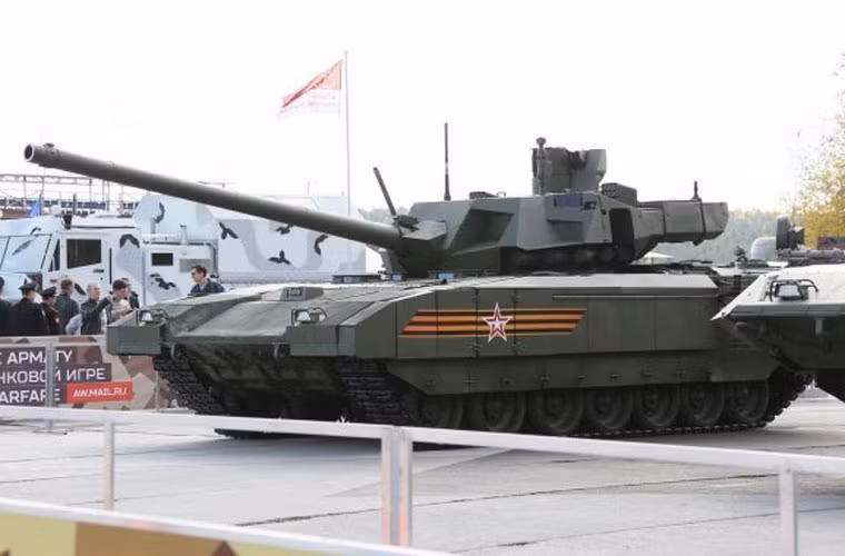 Xe tăng chiến đấu chủ lực T-14 Armata tại triển lãm RAE. Đáng lưu ý, vào ngày hôm qua, kênh Zvezda đã tung clip hé lộ nội thất cực kỳ tối tân trên T-14 Armata.