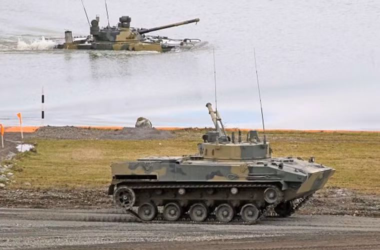 Xe chiến đấu đổ bộ đường không BMD-4 quay tháp pháo “nhìn” xe chiến đấu bộ binh BMP-3 trang bị pháo AU-220M 57mm.