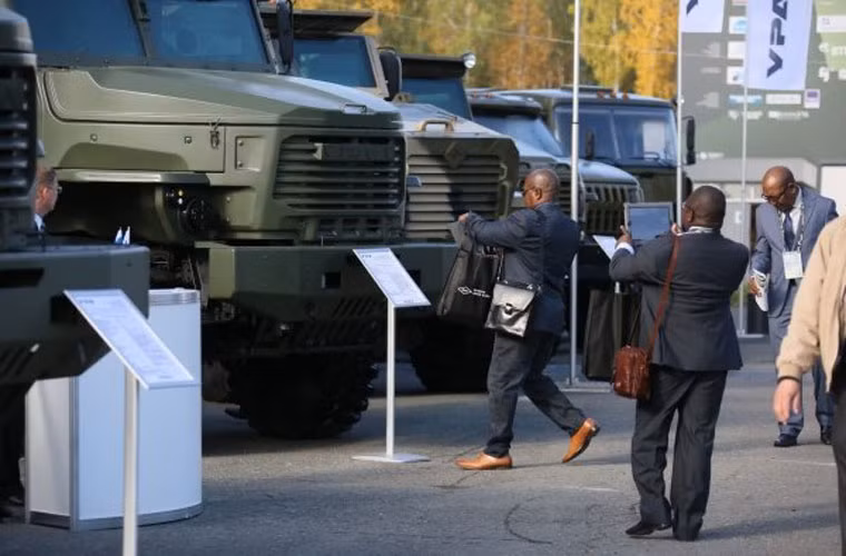 Triển lãm RAE 2015 khai mạc hôm 9/9 hiện trưng bày một loạt vũ khí tối tân chủ yếu do Nga sản xuất, ngoài ra có thể có một số công ty nước ngoài. Đáng tiếc, do những căng thẳng vì vấn đề Ukraine mà hầu như các công ty nổi tiếng của phương Tây không có mặt tại RAE năm nay. Dẫu vậy, RAE cũng thu hút lượng lớn khách thăm quan trong và ngoài nước Nga tới xem màn phô diễn của vũ khí cực kỳ hiện đại.