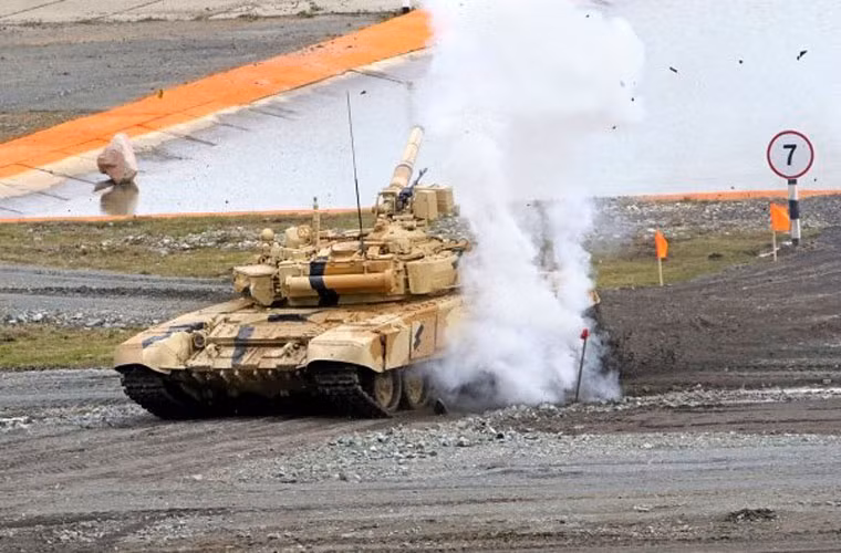 Xe tăng T-90 sau khi khai hỏa pháo.