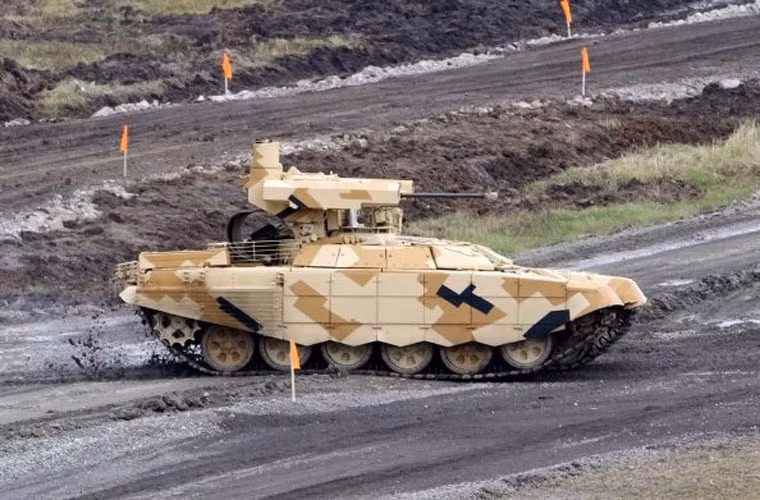 Xe chiến đấu hỗ trợ tăng BMPT Teminator 2 lăn bánh trên thao trường ở khu vực triển lãm RAE.