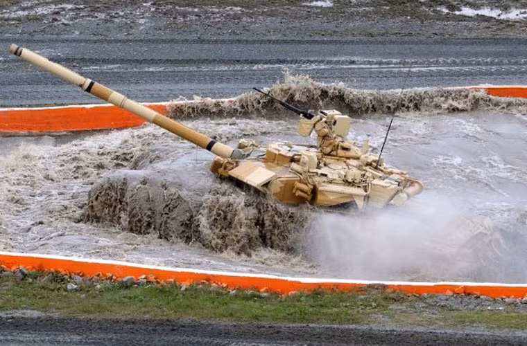 T-90MS trình diễn khả năng vượt hào nước.