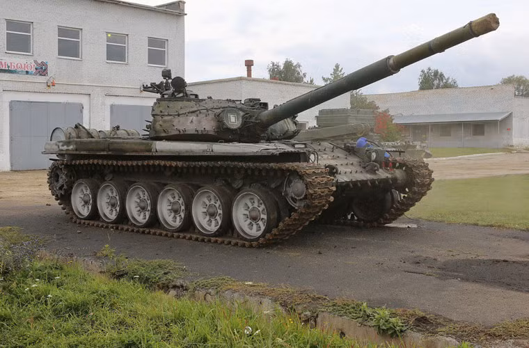 Trông chiếc xe tăng T-72 nhìn như một con nhím sau khi tháo bỏ toàn bộ các hộp giáp ERA, giáp váy.