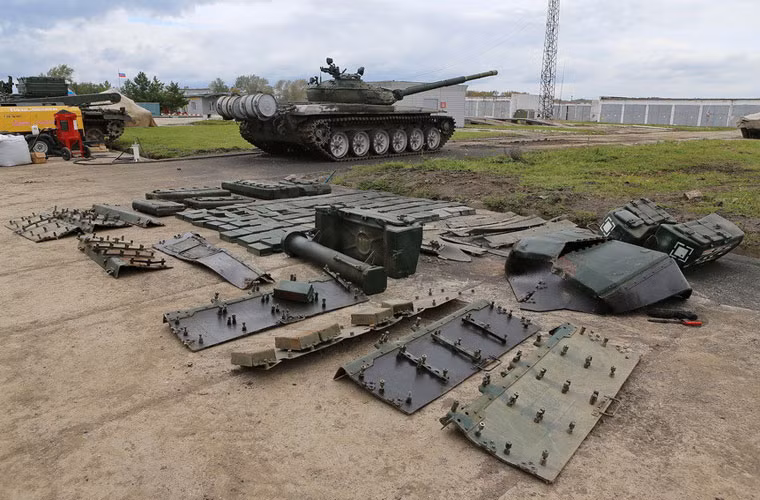 Trong ảnh, các hộp giáp ERA và lớp giáp váy (thường che hông) cùng một số phụ kiện khác được tháo ra khỏi chiếc xe tăng T-72.