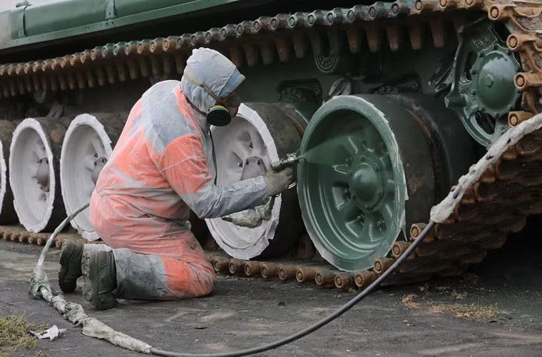 Các bánh xe tăng cũng được sơn xanh trở lại.