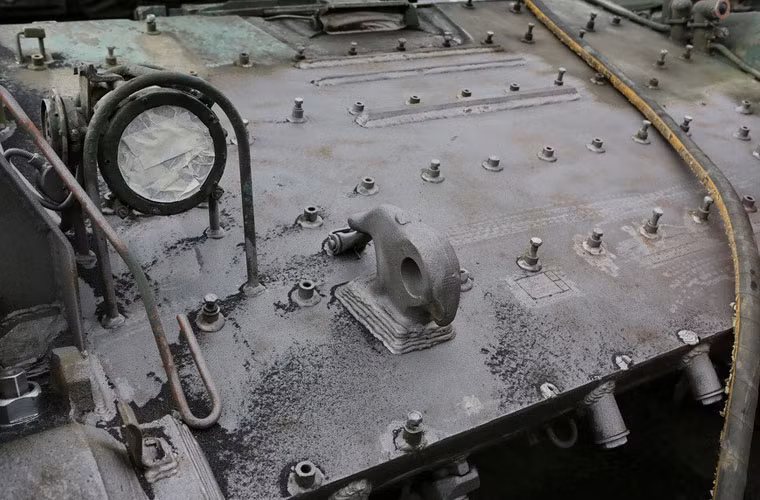 Mặt trước thân xe tăng T-72 sau khi lột bỏ hoàn toàn lớp sơn ngụy trang cũ.