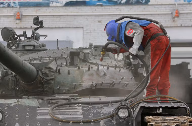 Công việc tiếp tục với tháp pháo.