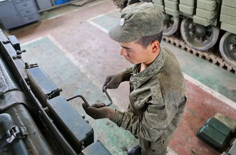 Các hộp giáp ERA hầu hết được gắn vào thân xe tăng bằng đinh ốc, bu lông nên việc tháo chúng ra hơi mất thời gian nhưng rất dễ dàng.