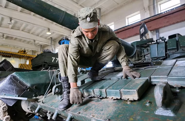 Hầu hết các xe tăng T-72 của Quân đội Nga hiện tại đều được trang bị lớp giáp chủ động ERA đeo ngoài giáp chính. Cho nên, công việc đầu tiên các binh sĩ phải làm là gỡ bỏ các hộp giáp ERA này.