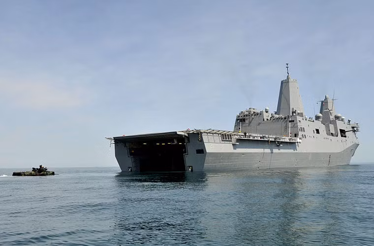 Con tàu được thiết kế khoang dằn cỡ lớn có thể làm ngập nước để các phương tiện quân sự, tàu đổ bộ nhỏ bơi ra vào.