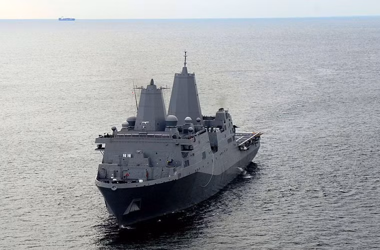 USS New York thuộc lớp tàu đổ bộ lớn San Antonio có lượng giãn nước lên tới 24.900 tấn, dài tổng thể 208,5m, mớn nước 7m, chỗ rộng nhất 31,9m.