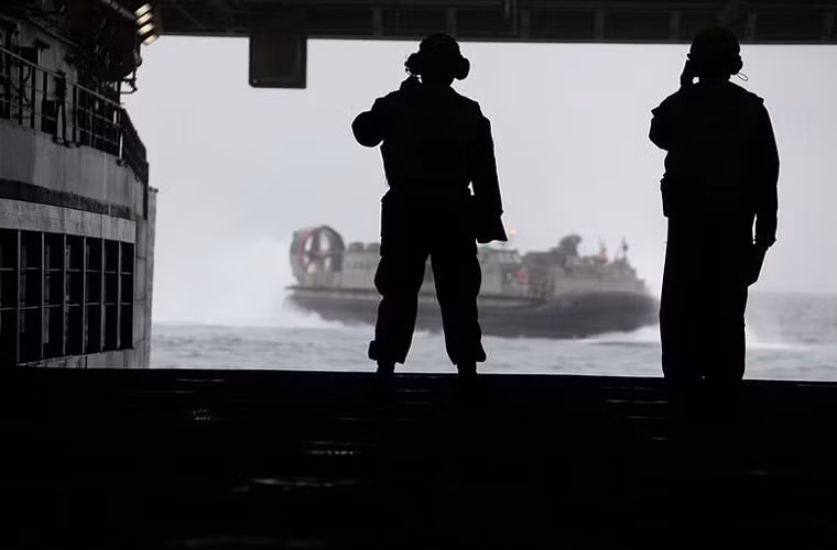 Tàu đổ bộ đệm khí LCAC đang tiếp cận khoang đáy tàu New York.