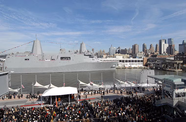 Ngày 7/11/2009, con tàu chính thức được bàn giao cho Hải quân Mỹ, đóng quân tại căn cứ Mayport, bang Florida.