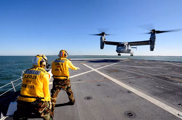 MV-22B Osprey hạ cánh trên tàu đổ bộ lớn USS New York (LPD-21).