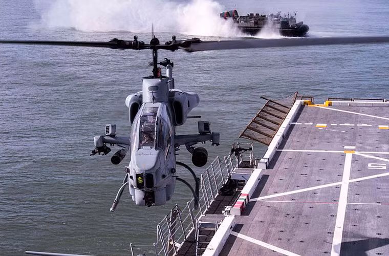 Con tàu có thể mang 2 trực thăng vận tải hạng nặng CH-53E; 2 máy bay cánh xoay MV-22B Osprey; 4 trực thăng CH-46; 4 trực thăng đa năng UH-1 và 4 trực thăng tấn công AH-1 SeaCobra.