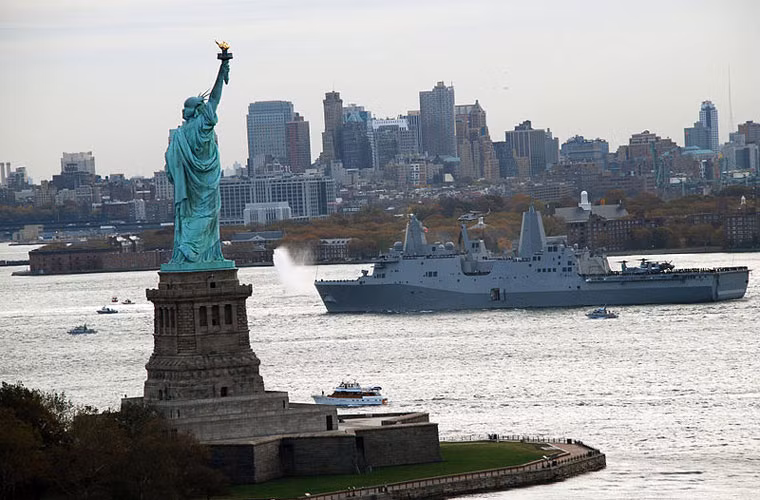Trước đó, ngày 2/11/2009, con tàu lần đầu đi qua vị trí tháp đôi trung tâm thương mại thế giới bị đánh sập. Nó bắn 21 phát súng để tưởng niệm những người thiệt mạng.