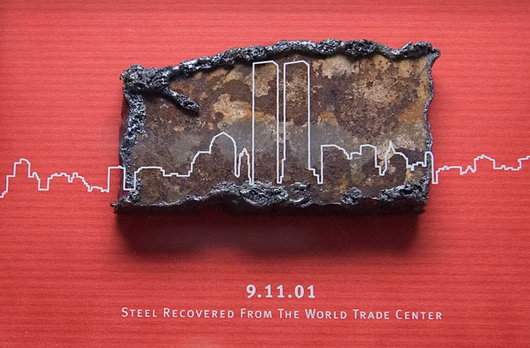 Tính ra thì số thép lấy từ tòa tháp WTC chỉ chiếm 1% khối lượng con tàu. Tuy nhiên, nó được coi là linh hồn của USS New York và đóng vai trò rất lớn trong cuộc chiến chống khủng bố mà Mỹ phát động trên quy mô toàn cầu. Nó cũng giúp an ủi thân nhân của gần 3.000 người thiệt mạng trong vụ khủng bố rúng động thế giới. Ảnh: Một mảnh thép lấy từ WTC đặt trang trọng trên boong tàu.