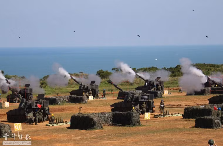 Bức ảnh chụp khá đẹp khoảnh khắc các viên đạn pháo 155mm rời nòng.