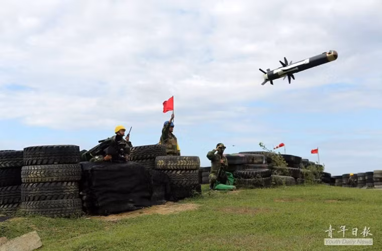 Không chỉ dùng pháo binh, Đài Loan còn đem tổ hợp tên lửa chống tăng đắt tiền FGM-148 Javelin tấn công “tàu dịch”.
