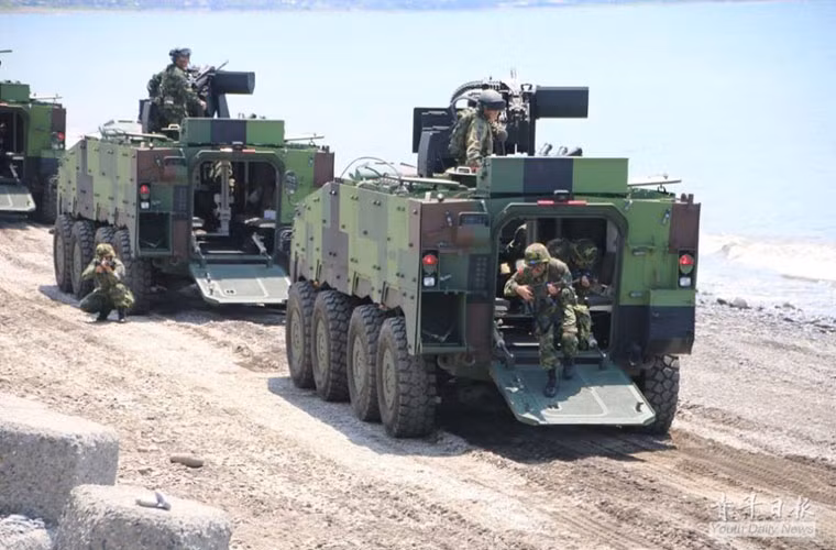 Binh sĩ Đài Loan rời xe CM-32 tham gia hỗ trợ đánh địch.