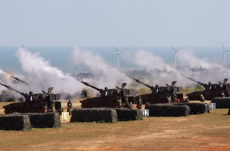 Ngoài M110, tham gia tập trận chống địch đổ bộ đường biển còn có các khẩu pháo tự hành M109 Paladin hiện đại hơn, cũng do Mỹ sản xuất.