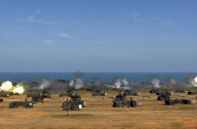 Bức ảnh toàn cảnh các khẩu pháo M110 và M109 đồng loạt nã đạn ra hướng biển.