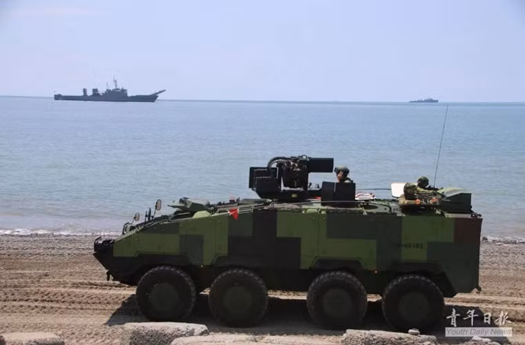 Ảnh các bệ pháo trên CM-32 quay nòng hướng ra biển tấn công mục tiêu tàu đổ bộ nhỏ của địch.