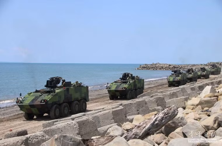Quân đội Đài Loan còn huy động các xe chiến đấu bộ binh CM-32 hiện đại của nước này tham gia tập trận.