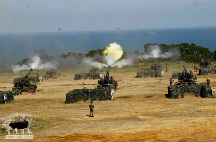 Trong ảnh, pháo tự hành hạng nặng M110A2 cỡ 203mm của Quân đội Đài Loan đang đồng loạt nã đạn ra hướng biển.