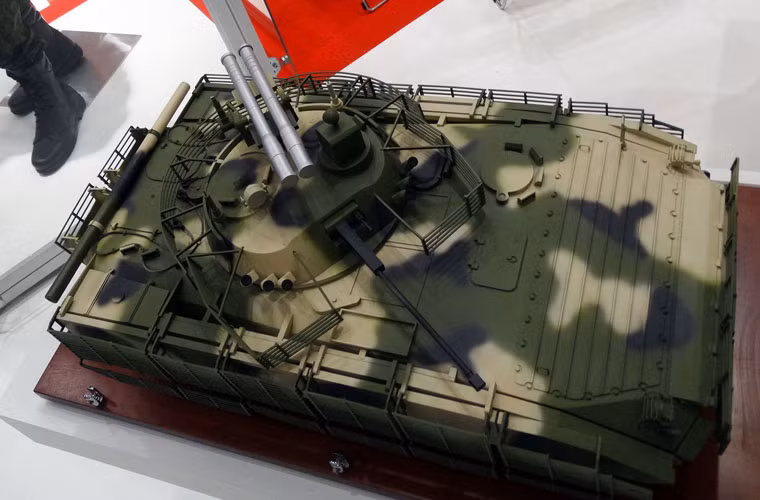 Bệ phóng tên lửa B05S011.01.000 có thể tích hợp nhiều biến thể tên lửa chống tăng 9M120 Ataka, phương thức điều khiển bán tự động dẫn đường bằng laser, tầm bắn 0,4-6km, xuyên giáp dày 800mm, thời gian tái nạp đạn mất chừng 30 giây.