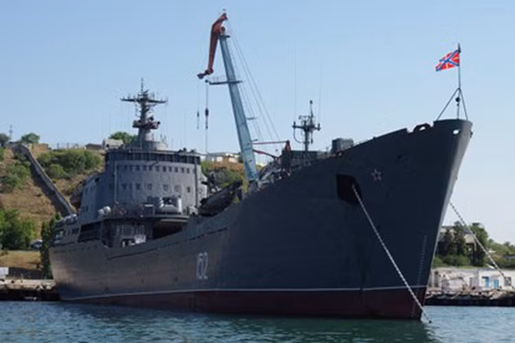 Hãng Al Masdar News cho biết, tàu đổ bộ thuộc Hạm đội Biển Đen Hải quân Nga đã chở theo 150 xe tăng và xe bọc thép chở quân (APC) để chuyển giao cho Quân đội Chính phủ Syria.
