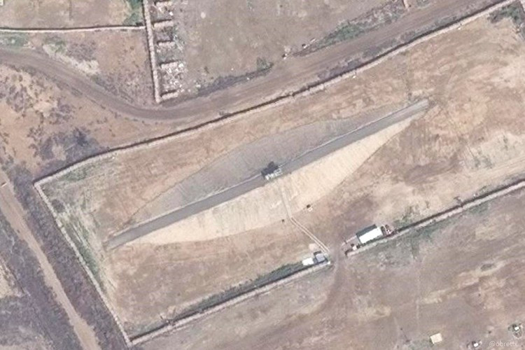 Một bức ảnh chụp từ vệ tinh cũng vừa được đăng tải, cho thấy tổ hợp phòng không này đã được triển khai tại một cơ sở quân sự của Mỹ.