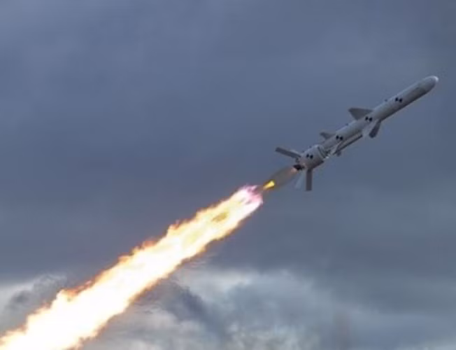 Chuyên gia quốc phòng Ukraine Serhiy Sguretz nhận định, tên lửa Neptune được trang bị đầu đạn nổ mảnh uy lực và có khả năng bay theo quỹ đạo ở độ cao 10-30 m trên mặt biển, tạo ra sự đe dọa đáng sợ cho chiến hạm đối phương.