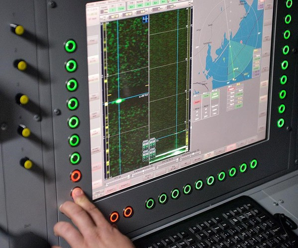 Trước đó họ dùng không quân tập trận, tuy nhiên với mạng lưới phòng không dày dặc tại Crimea, nếu dùng không quân tấn công kiểu ném bom sẽ không khác gì hành động tự sát.