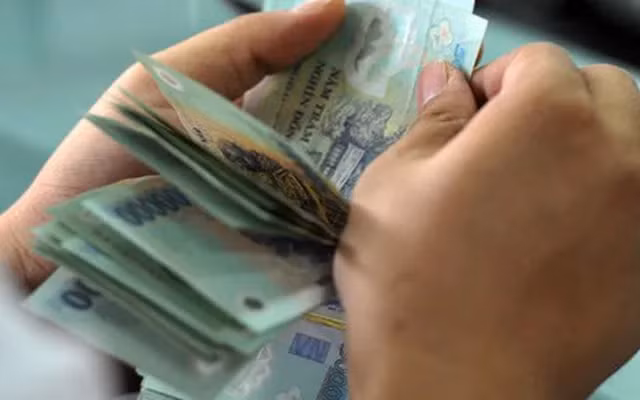 Sau đó Đô và Ly lục tìm khắp nhà bà Bớ và lấy đi 2 két bia, 6 chai nước ngọt, 7 gói chân gà, 2 gói thuốc lào và 770.000 đồng tiền mặt rồi rời khỏi hiện trường. Trên đường về, do sợ bị công an phát hiện, Ly đã ném 2 két bia xuống taluy âm ngay gần hiện trường; các tài sản khác Đô đã ném xuống suối trên đường về nhà. Số tiền cướp được, Đô cầm về giấu tại nhà chị gái ở bản Pá Hạ, xã Pa Vệ Sử. Với hành vi phạm tội của mình 2 đối tượng này sẽ phải trả giá đắt trước pháp luật. (Ảnh minh họa, nguồn internet)