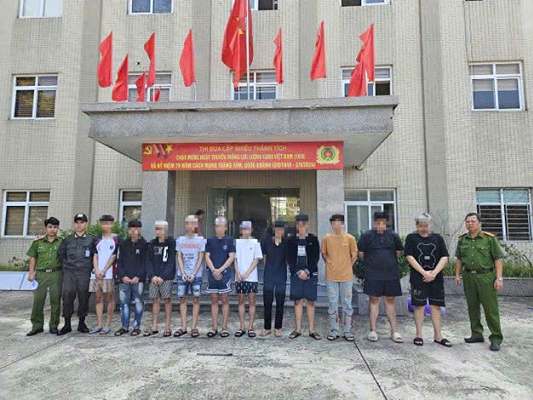 Bắt nhóm đối tượng mang hung khí thị uy với những người đi đường Bat nhom doi tuong mang hung khi thi uy voi nhung nguoi di duong