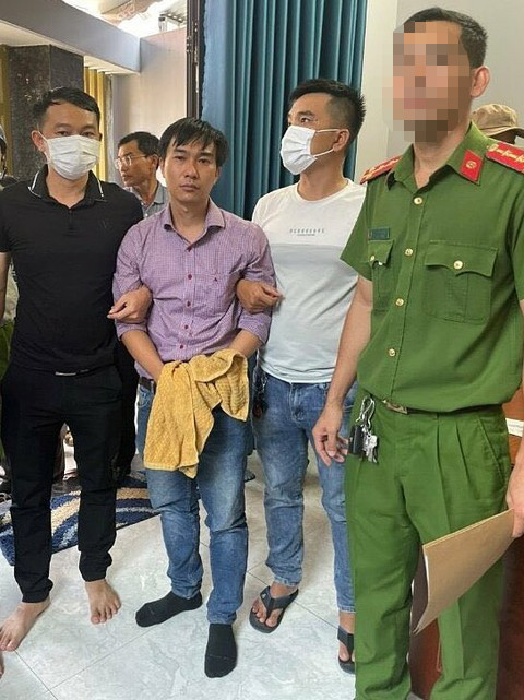 Đây là vụ án đặc biệt nghiêm trọng, đối tượng dùng nhiều thủ đoạn tinh vi, có chuẩn bị kỹ trước khi gây án và đối phó với cơ quan công an, sau khi gây án đối tượng phi tang xác nạn nhân nhằm che giấu hành vi phạm tội. Ngày 6/5, Công an tỉnh Đồng Nai đã ra quyết định khởi tố vụ án, khởi tố bị can đối với Danh Sơn để điều tra về tội giết người, cướp tài sản. 