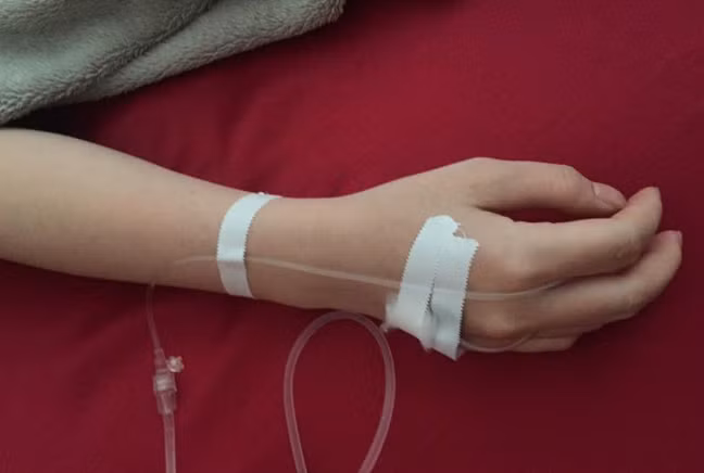 Trong quá trình truyền nước, Sơn đã dùng thuốc an thần bơm vào bình truyền nước vượt quá liều lượng cho phép nhiều lần với mục đích làm cho chị N. tử vong. Sau khi bơm thuốc, xác định chị đã tử vong, Sơn dùng dao mổ và phân xác nạn nhân thành 3 phần đem đi vứt trong KCN Biên Hòa và xã Thiện Tân, huyện Vĩnh Cửu. (Ảnh minh họa, nguồn internet)