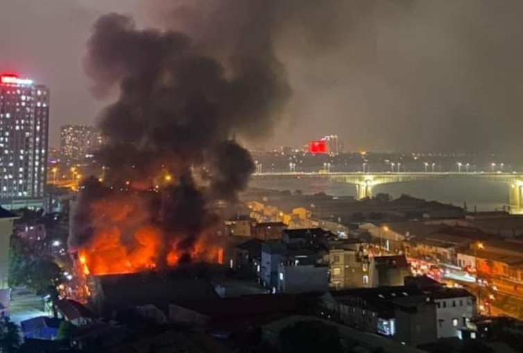 Kho hang rong hon 300m2 o Ha Noi boc chay du doi trong dem